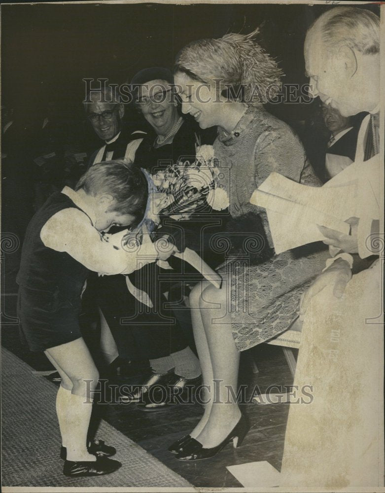 1968 Press Photo Princess Margaret England bouquet - Historic Images