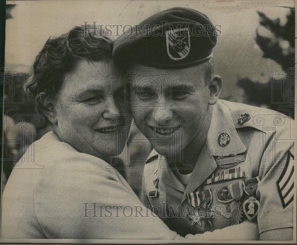 1967, Hug Hero Army robert Ledellaynter - RRV80513 - Historic Images