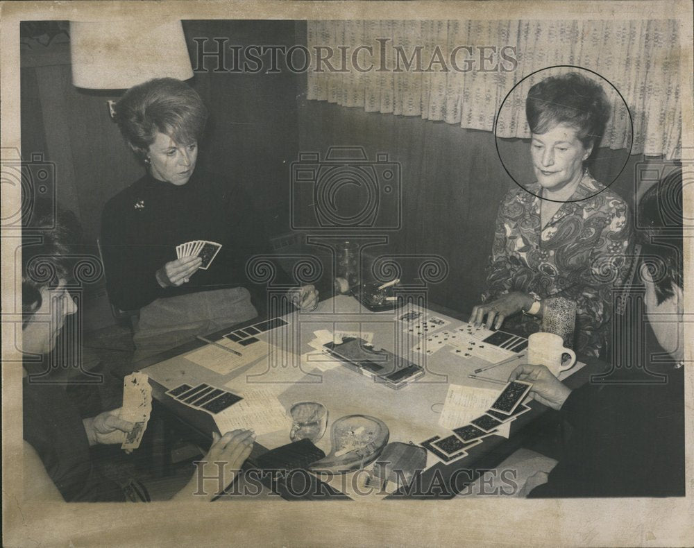 1968, Women playing Bridge - RRV80773 - Historic Images