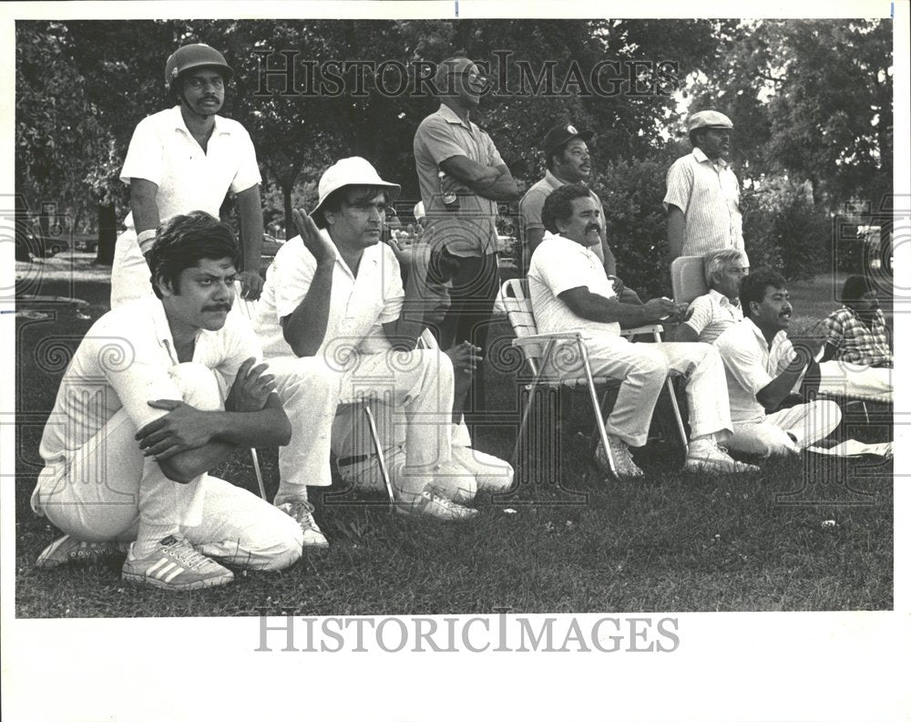 1986, Cricket Spectators Washington Park - RRV87227 - Historic Images