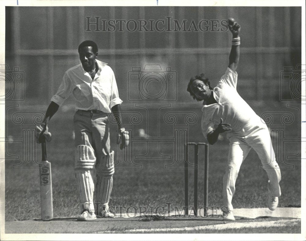 1986, cricket match Patel Chicago Brown bats - RRV87229 - Historic Images