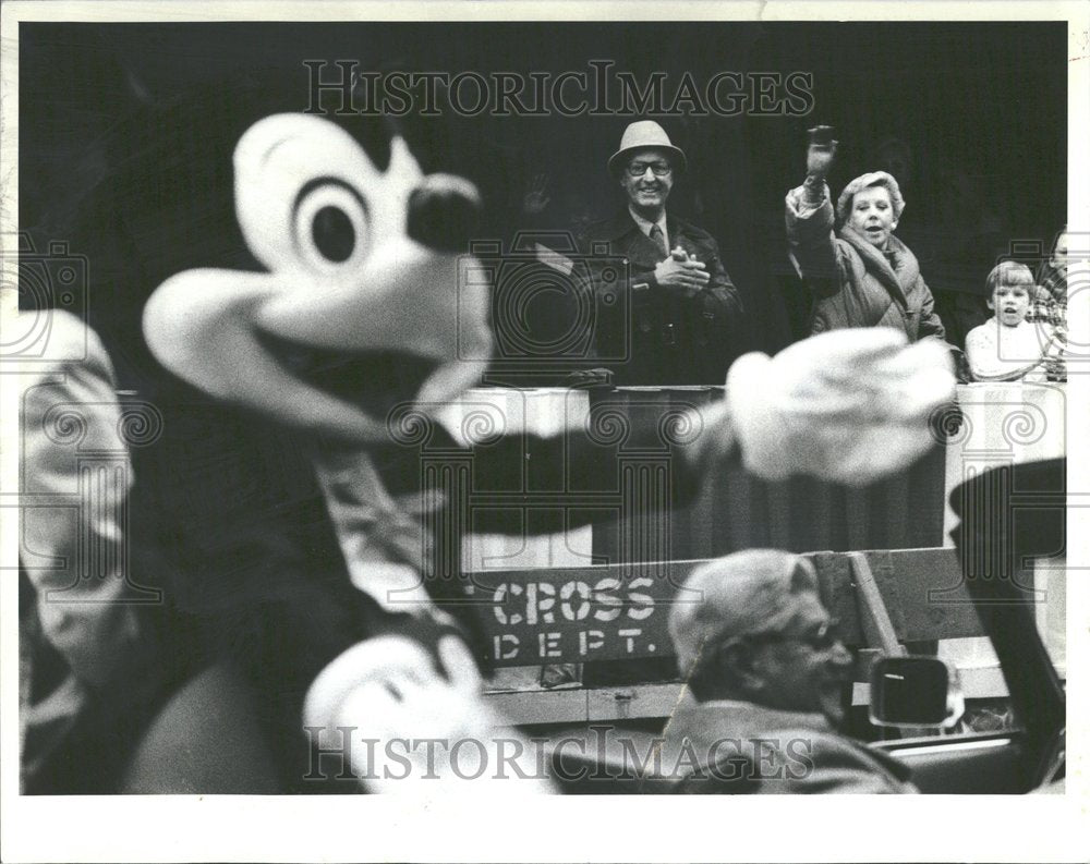 1982 Press Photo Grand Marshal Mickey Mouse Christmas - RRV87399 - Historic Images