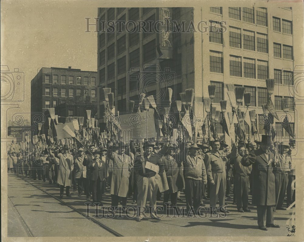 1958 Press Photo Clean-Up Parade - RRV87461 - Historic Images