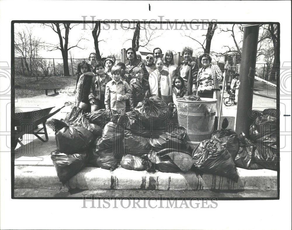 1978, Dakin Block Club Cleans Neighborhood - RRV87721 - Historic Images