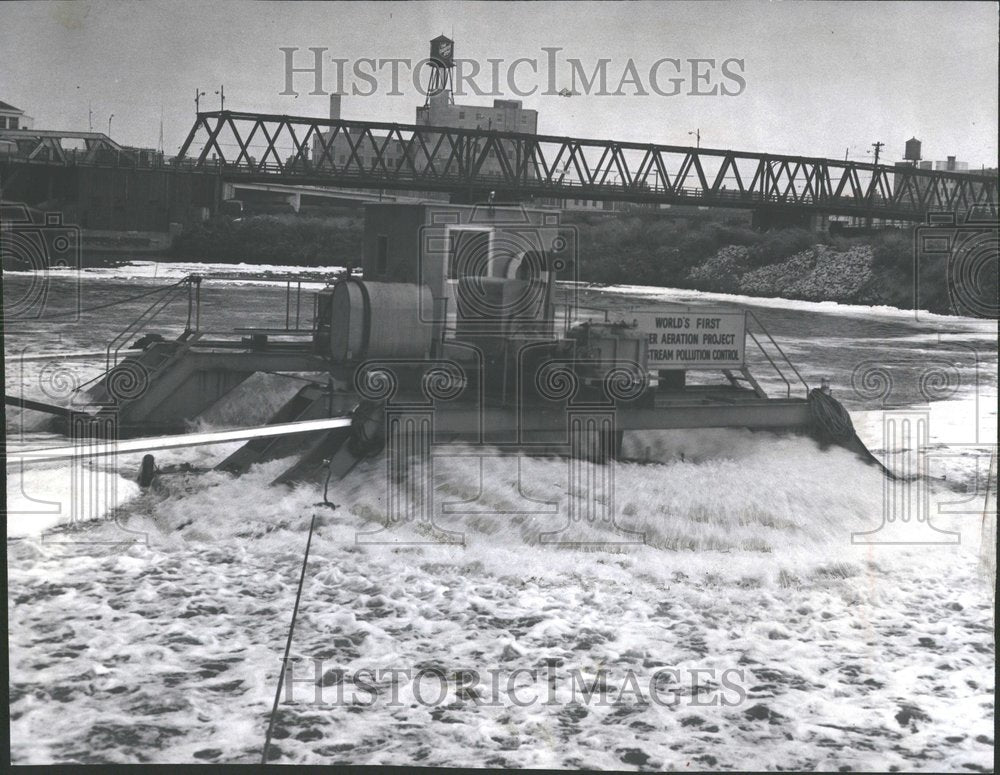 1962 Press Photo Aerator used to churn oxygen in river - Historic Images