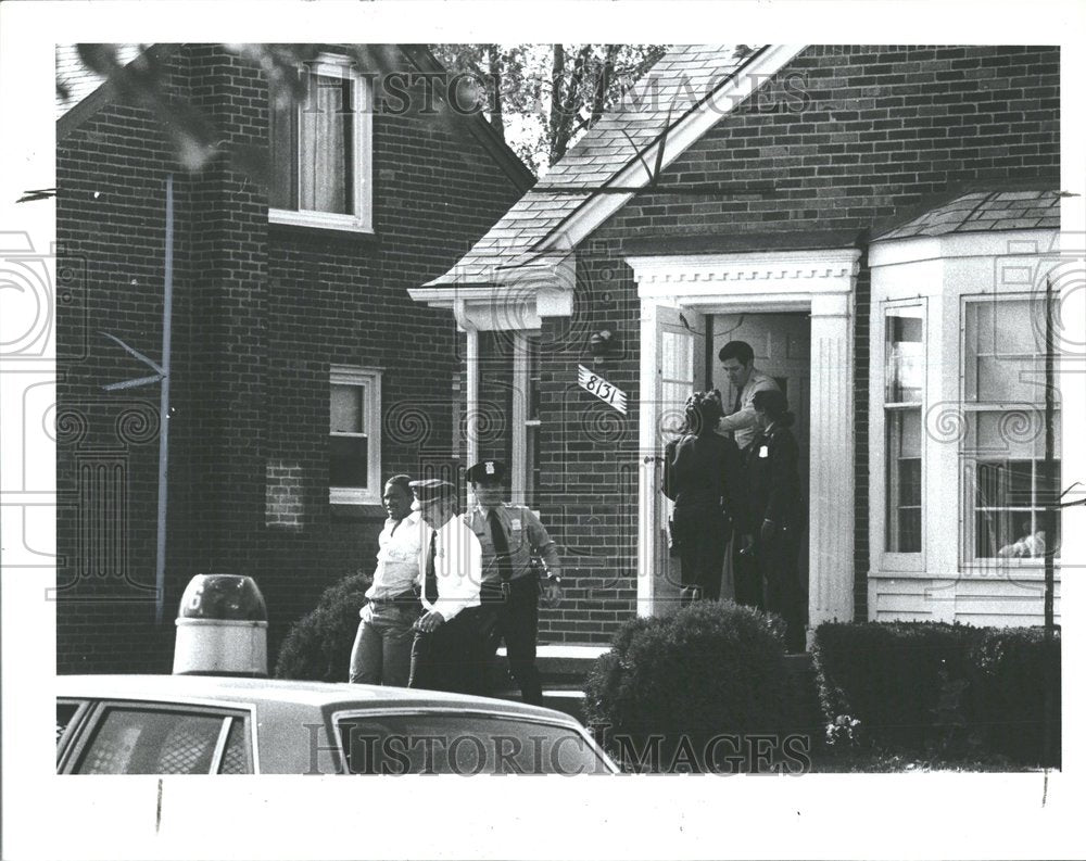 1982, Two Robbery Suspects Police Attic - RRV87931 - Historic Images