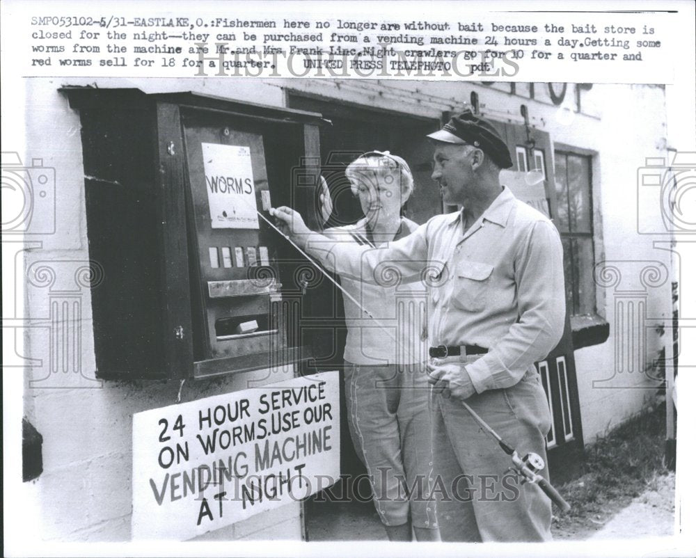 1957 Press Photo Couple Purchasing Worms Vending Mach - RRV87999 - Historic Images