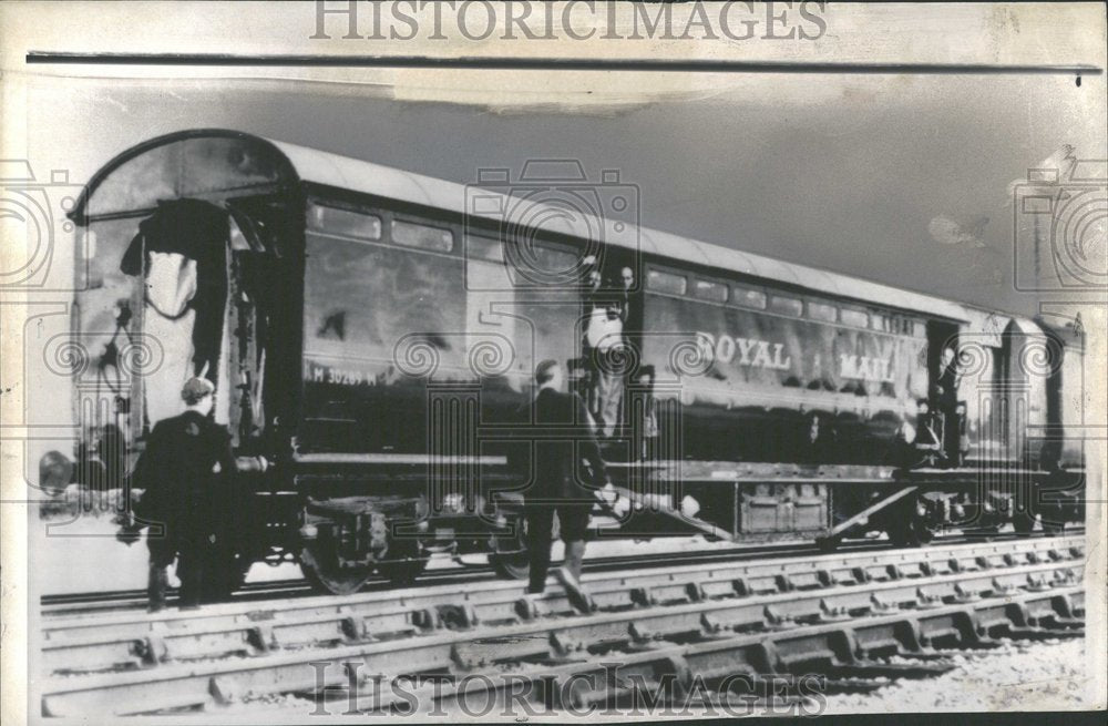 1964, Rail Coaches Looted Bandits - RRV88109 - Historic Images