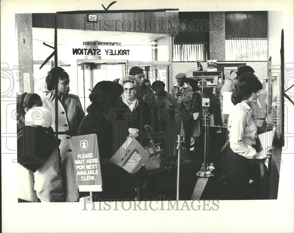 1981 Press Photo Trolley Station Post Office Crowds - RRV88385 - Historic Images