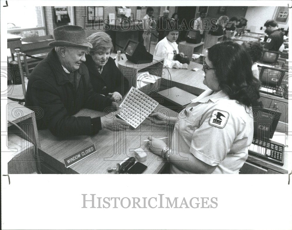 1988 Press Photo Postal Clerk Cynthia Prather Detroit - RRV88415 - Historic Images