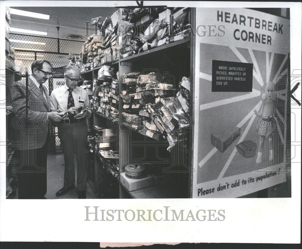 1976 Press Photo Emil Asa Al Desarmeaux Post Office - Historic Images