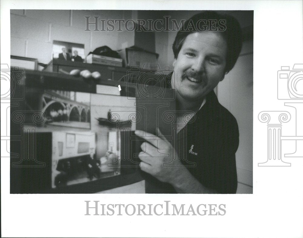 1993 Press Photo Hogan and Picture of Great Grandfathe - RRV88535 - Historic Images