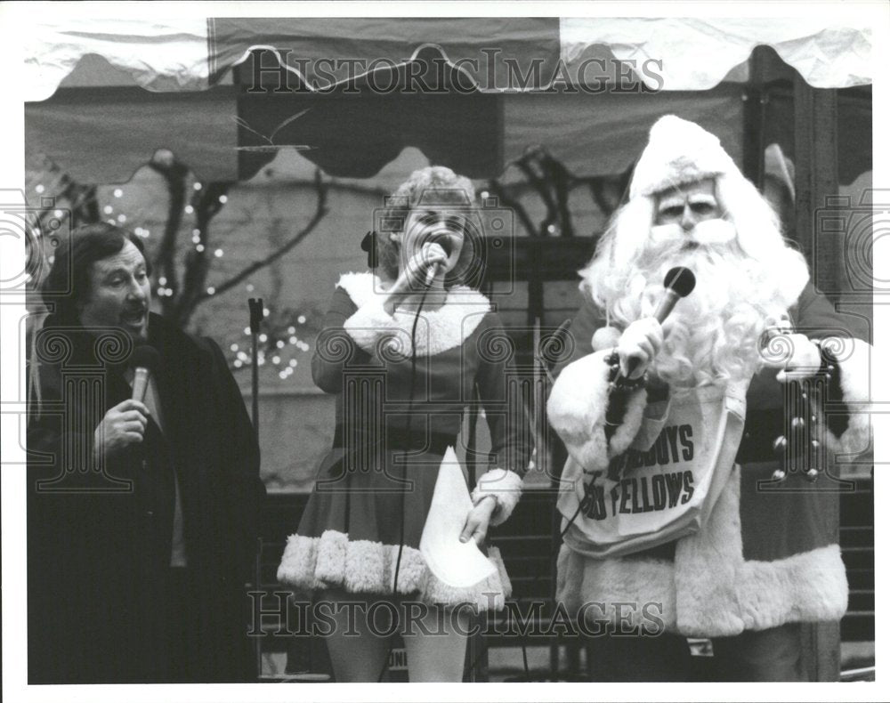 Press Photo Man Woman Santa Claus Singing Stage - RRV88601 - Historic Images
