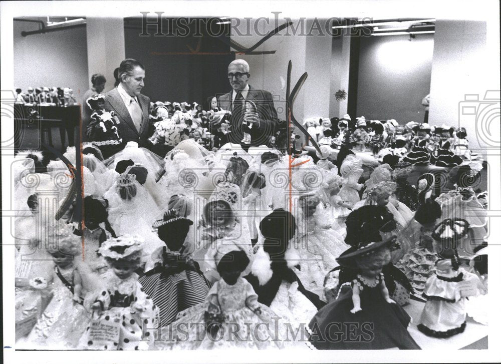 1971 Press Photo Judging Of Doll Dressing Contest - Historic Images