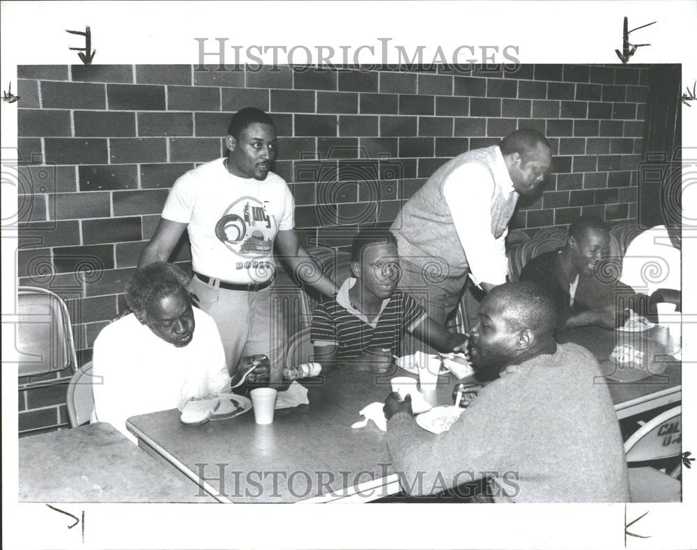 1989, Rev Theodore Whitley Visits Homeless - RRV88609 - Historic Images