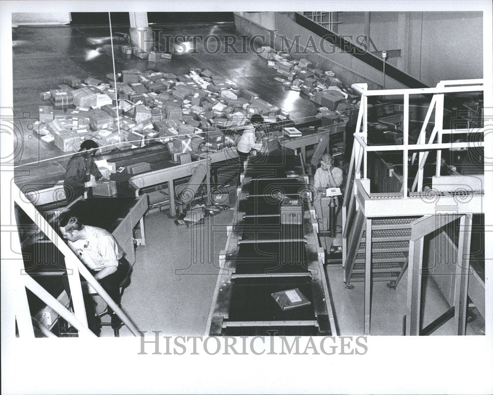 1976, Allen Park Post Office Mail Sorting - RRV88647 - Historic Images