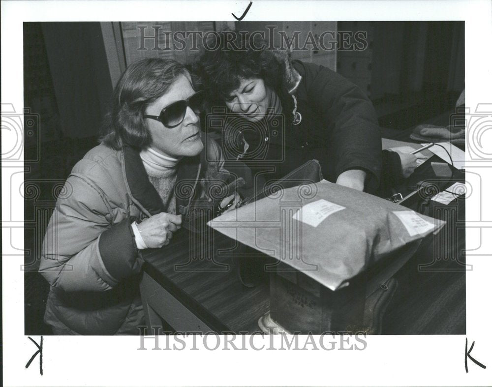 1988 Press Photo Patricia Henry Heather Sell Post Mail - RRV88727 - Historic Images