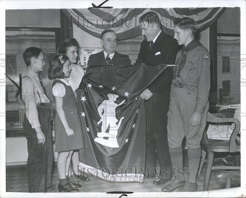 1943 Bonds Detroit Awards Children-Historic Images