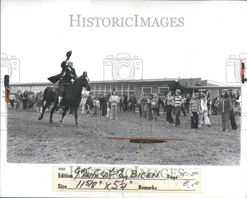 1975, Ed Bender plays Paul Revere - RRV88817 - Historic Images