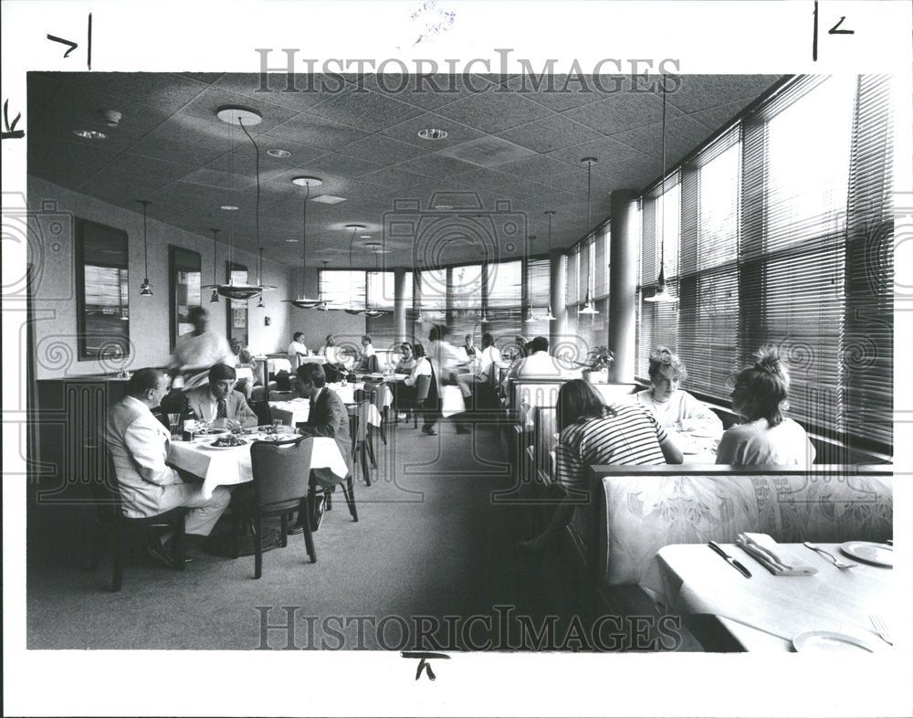 1990 Photo Auburn Hills Restaurant In The Holiday Inn - Historic Images