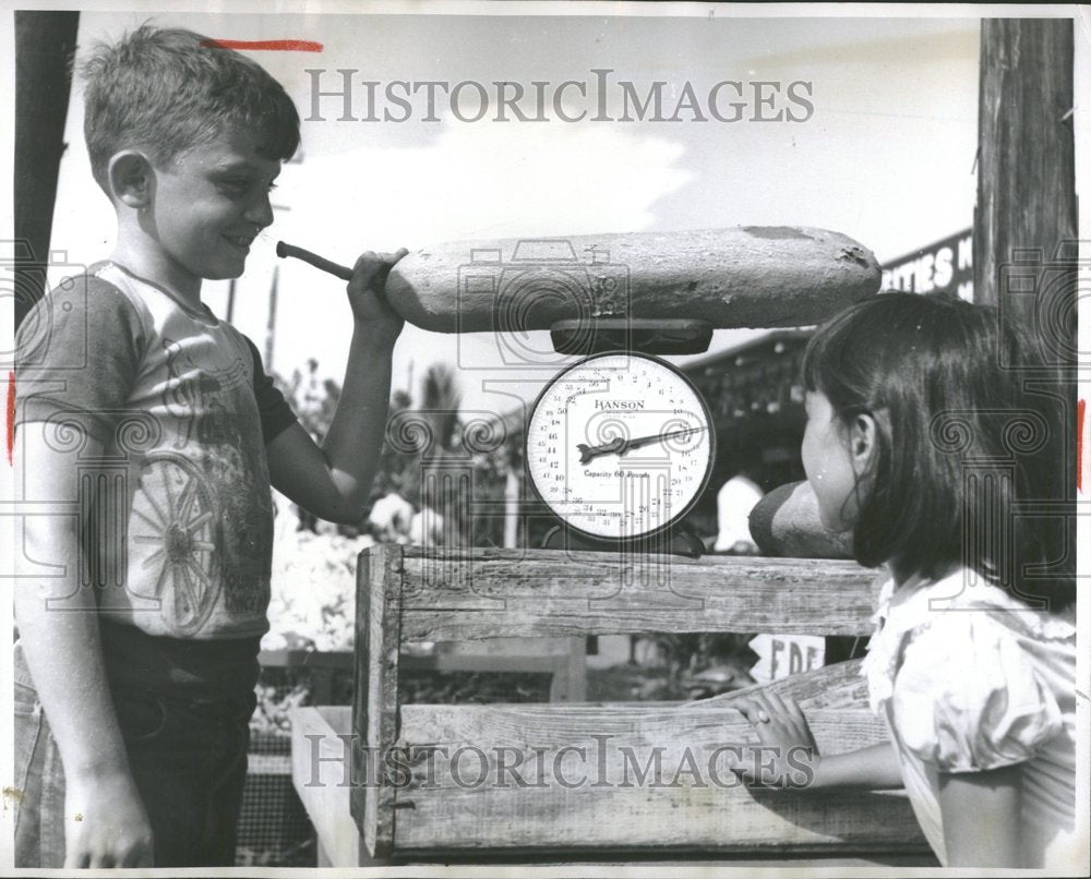 1952 Press Photo Children Scale Sausage - Historic Images