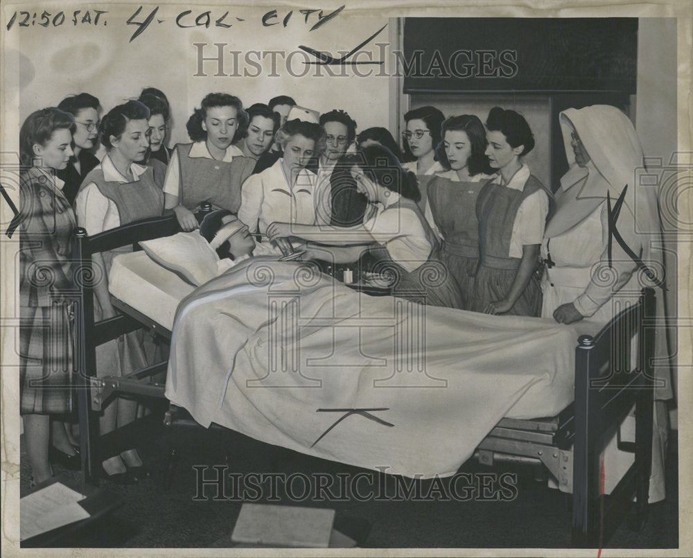 1944 Nurses aid at Mt. Carmel Hospital-Historic Images