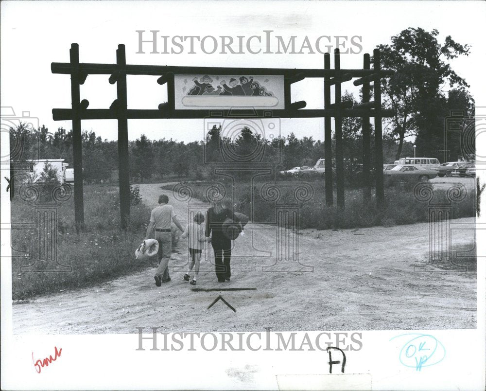 1977, Family members picnic camp carry bags - RRV89203 - Historic Images