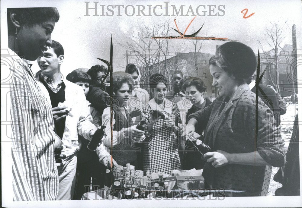 1945 Press Photo Mrs. Batty Dowood Clean Up Water Teams - Historic Images