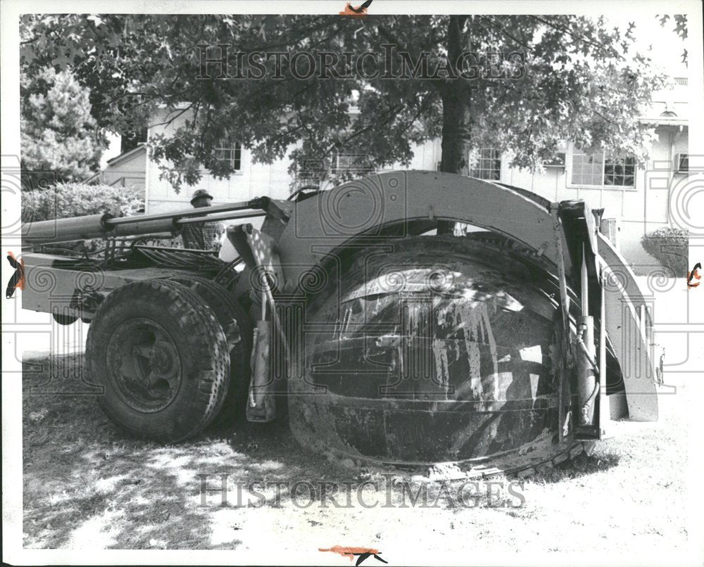 1966 Press Photo Tree Moving Servicing - Historic Images