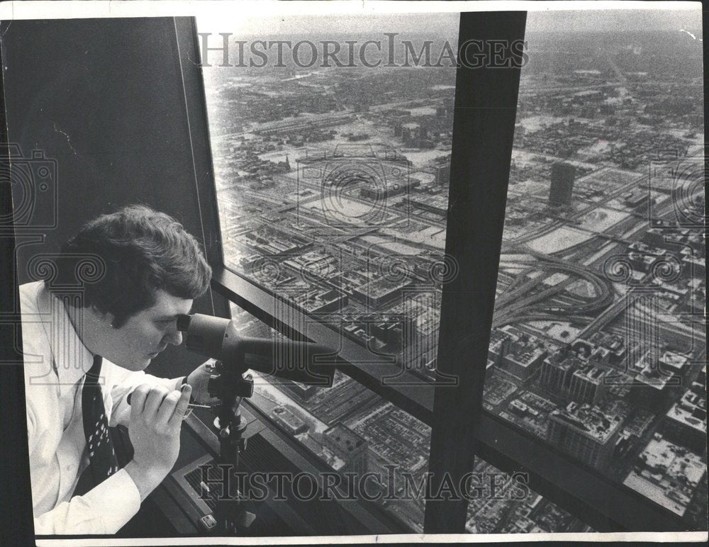 1977 Press Photo cant understand back of photo - Historic Images