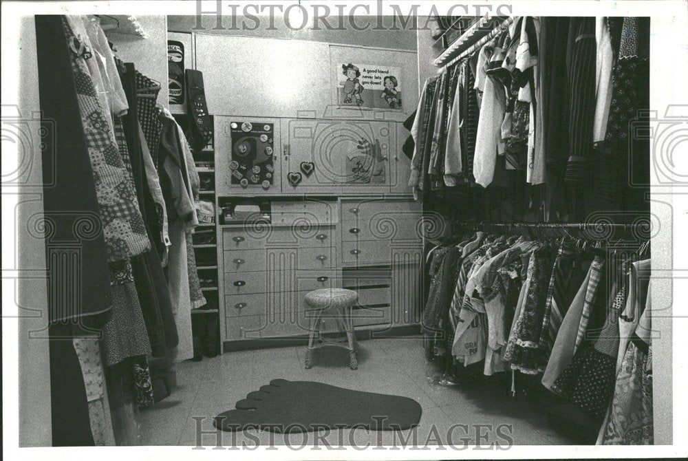 1978 Press Photo Girls black house furniture drawers - Historic Images