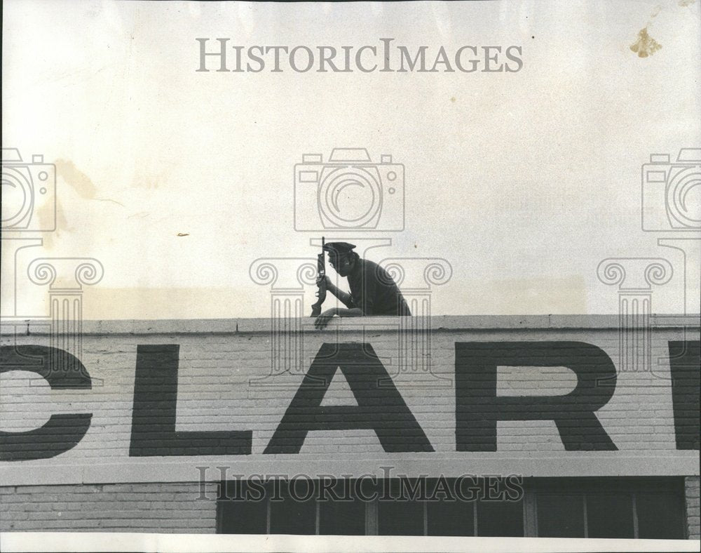 1973 Press Photo Police Hunt At Clark-Maple Chevrolet - Historic Images