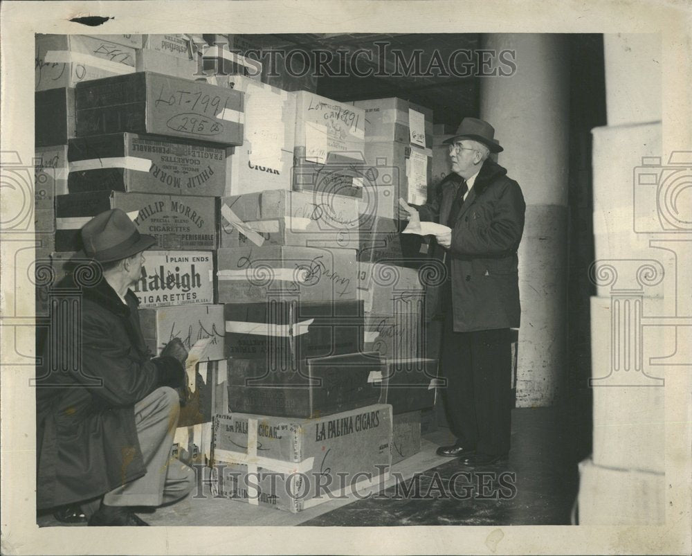 1953, Cigarets Policeman Douglas King raids - RRV90063 - Historic Images