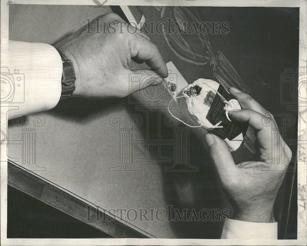 1944, Crimp paper finger tobbaco jiggle hand - RRV90105 - Historic Images