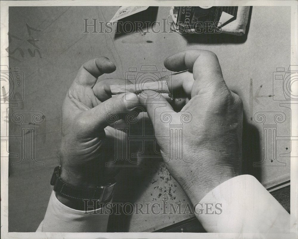 1944, Instructions for rolling cigarettes - RRV90109 - Historic Images