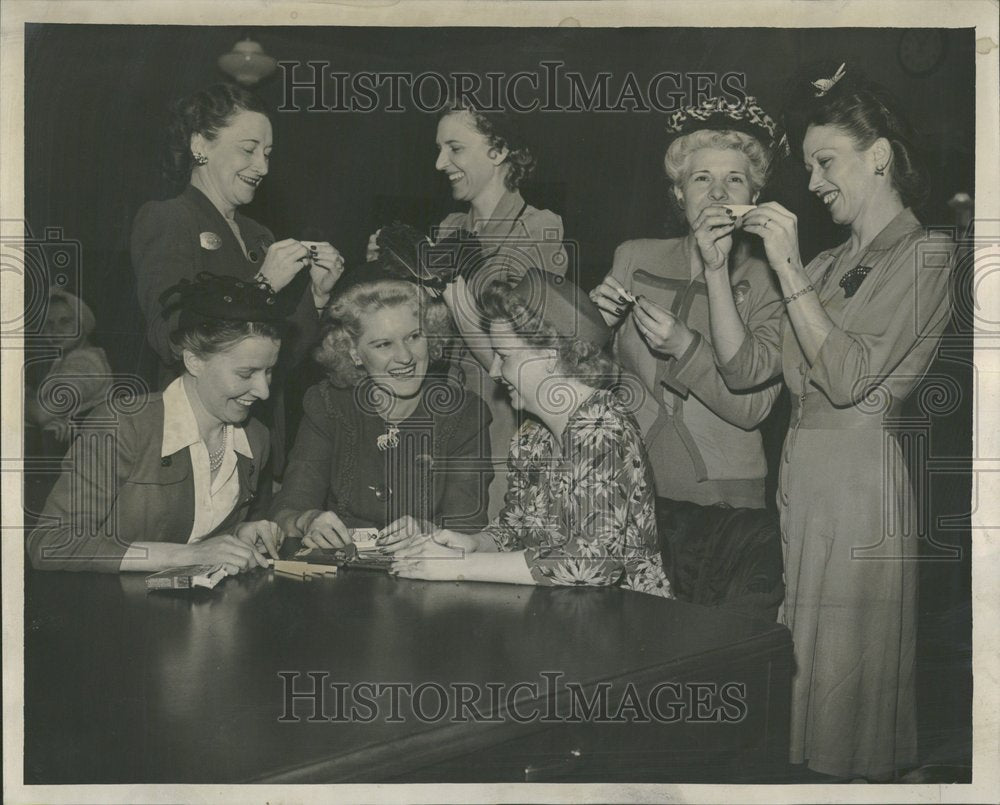 1944 Women Roll Your Own Cigerettes-Historic Images