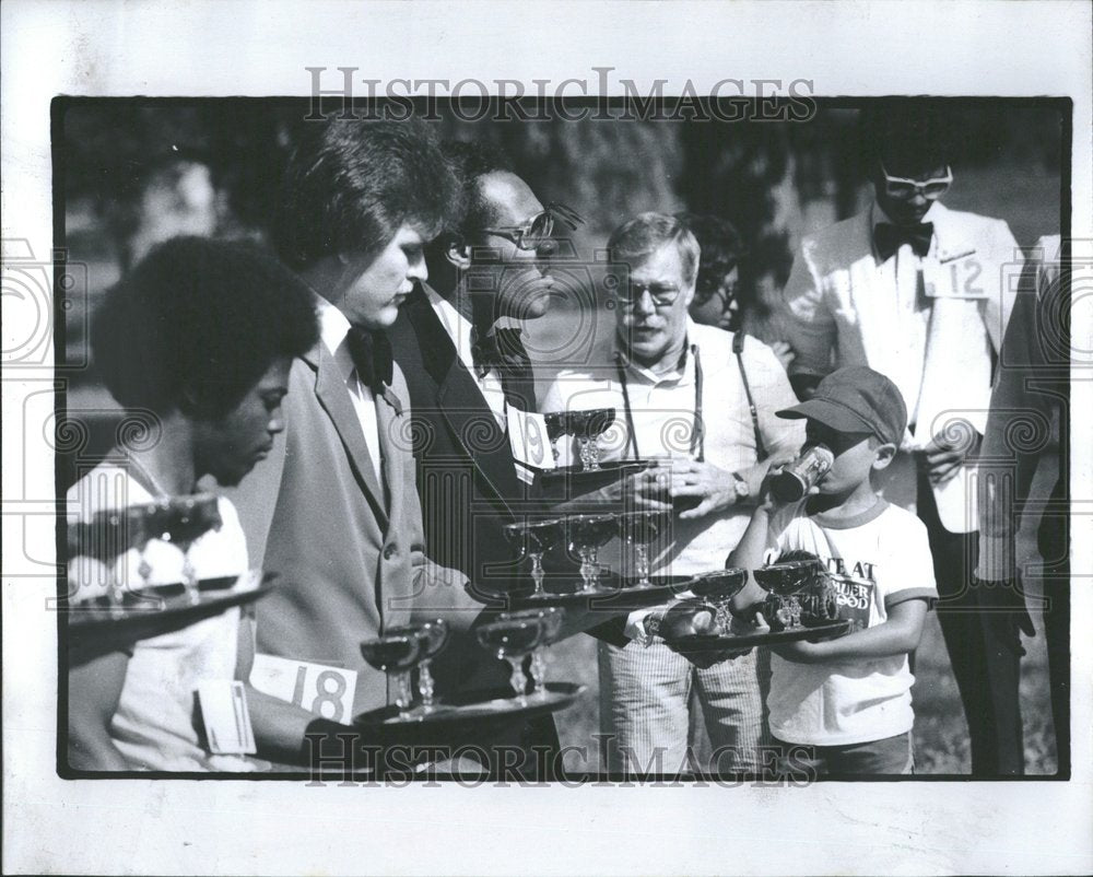 1979 Press Photo Shannon Peralta Detroit drink watching - Historic Images