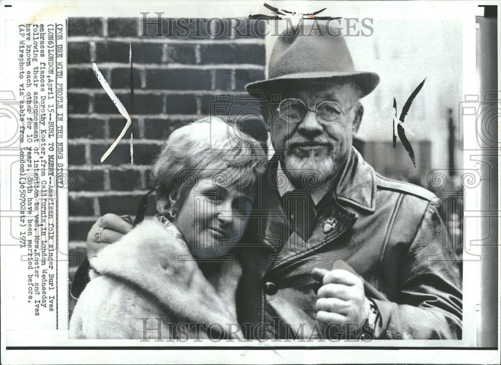 1971, Burl Ives American Folk Singer Family - RRV90403 - Historic Images