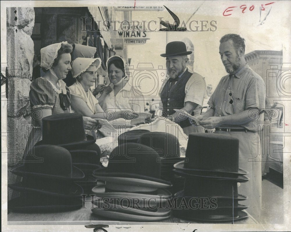 1959 Press Photo Brisk Business hats Chelsea festive - Historic Images