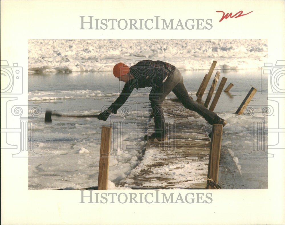 1987 Rick Schuldt Ice Chunk St Clair River - Historic Images