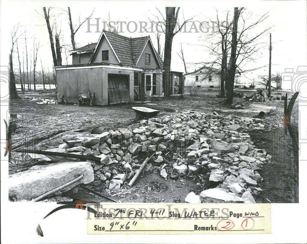 1975 Press Photo Erie Lake flooding people material rd - RRV90945 - Historic Images