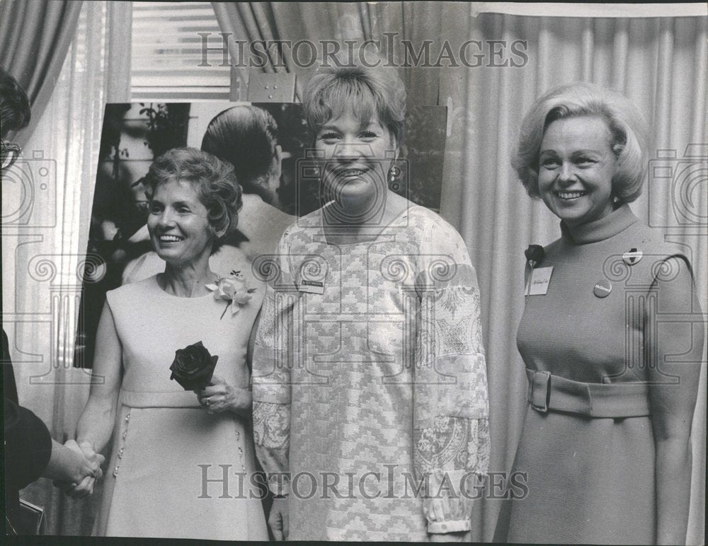 1968, Shirley MacLaine William Clark George - RRV90983 - Historic Images