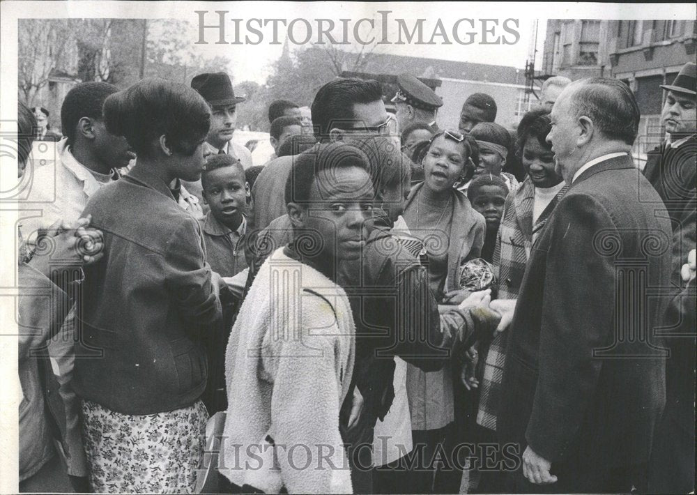 1968, Chicago Mayor Daley Greets Residents - RRV91109 - Historic Images