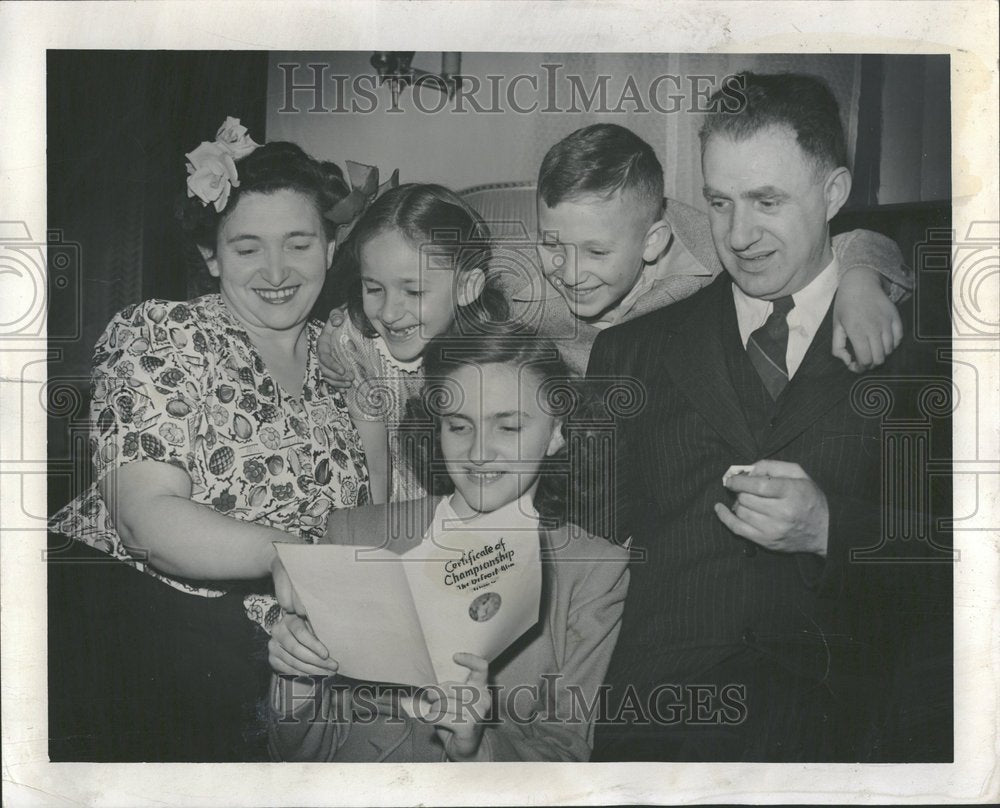 1945 Dorothy Simon spelling champ family-Historic Images