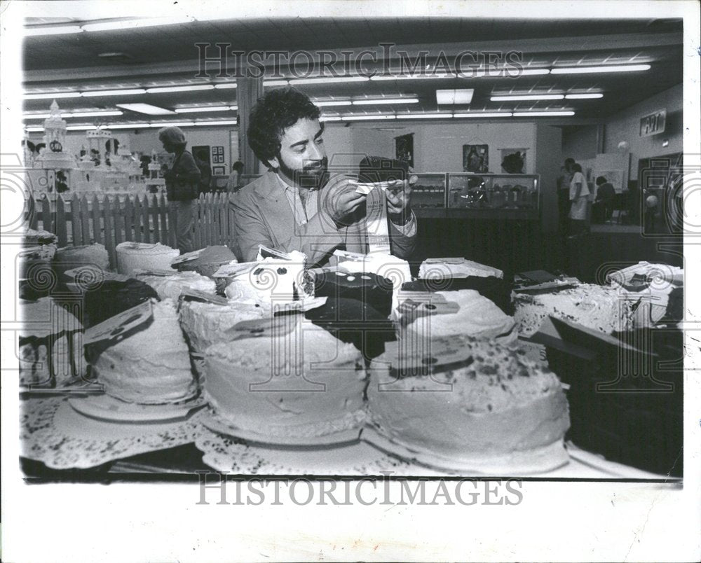 1979, Rick Holds cake First place Silvani - RRV91381 - Historic Images