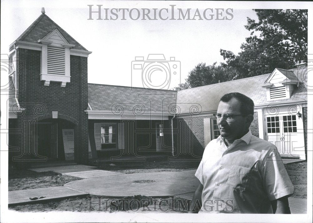 1967 Press Photo Robert Smalley Oxford Michigan Manager - Historic Images