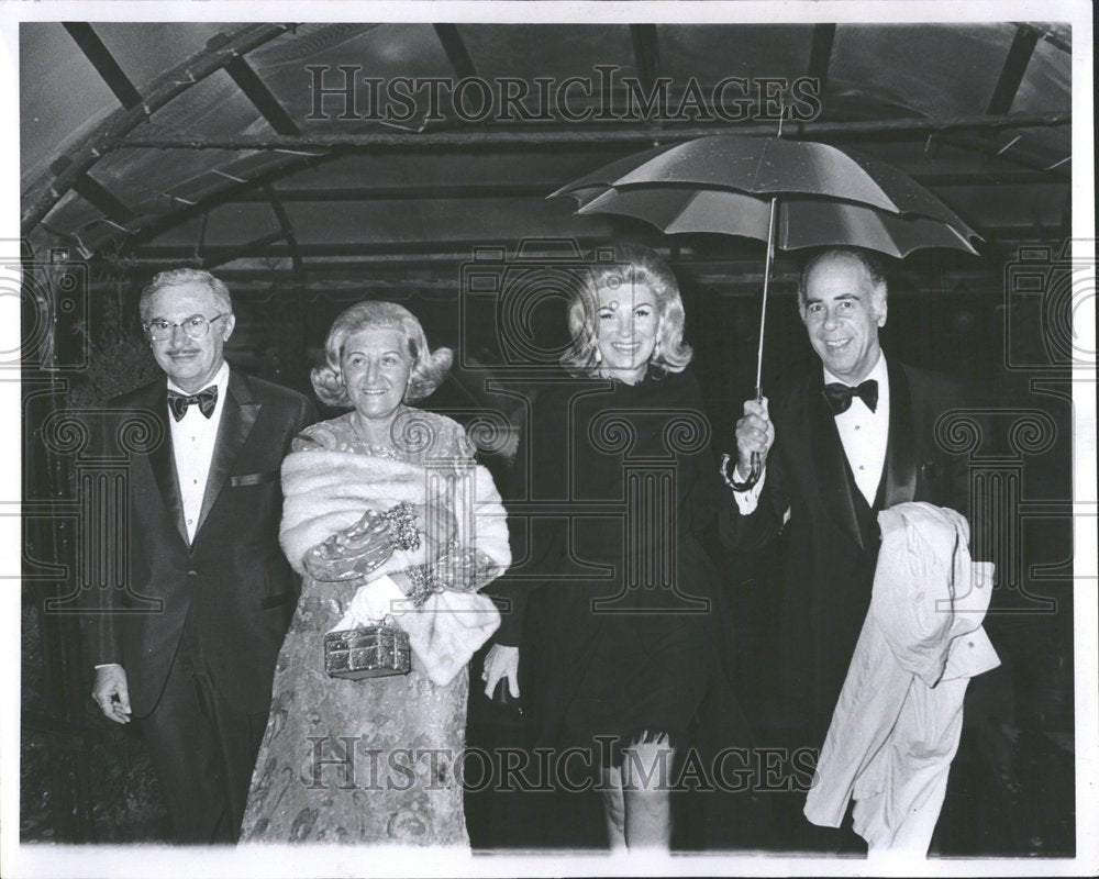 1971 Press Photo Joseph Slatkin wife husband Umbrella - Historic Images