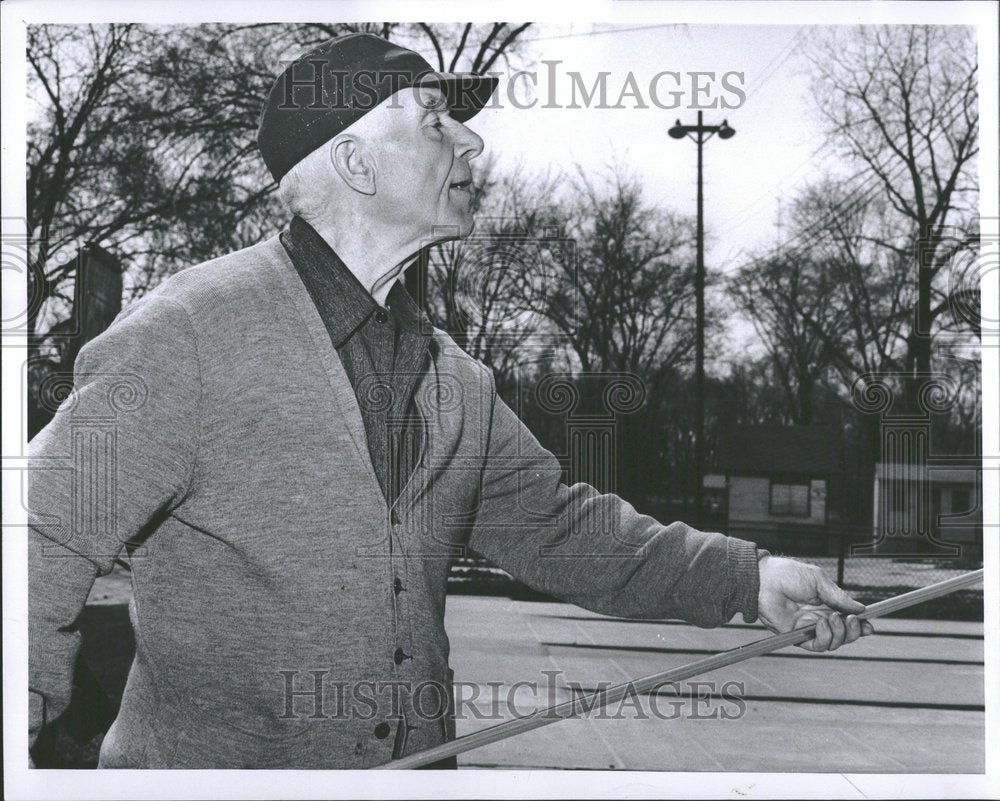 1959 Press Photo Timothy Hand Long Wood Shuffle Board - Historic Images