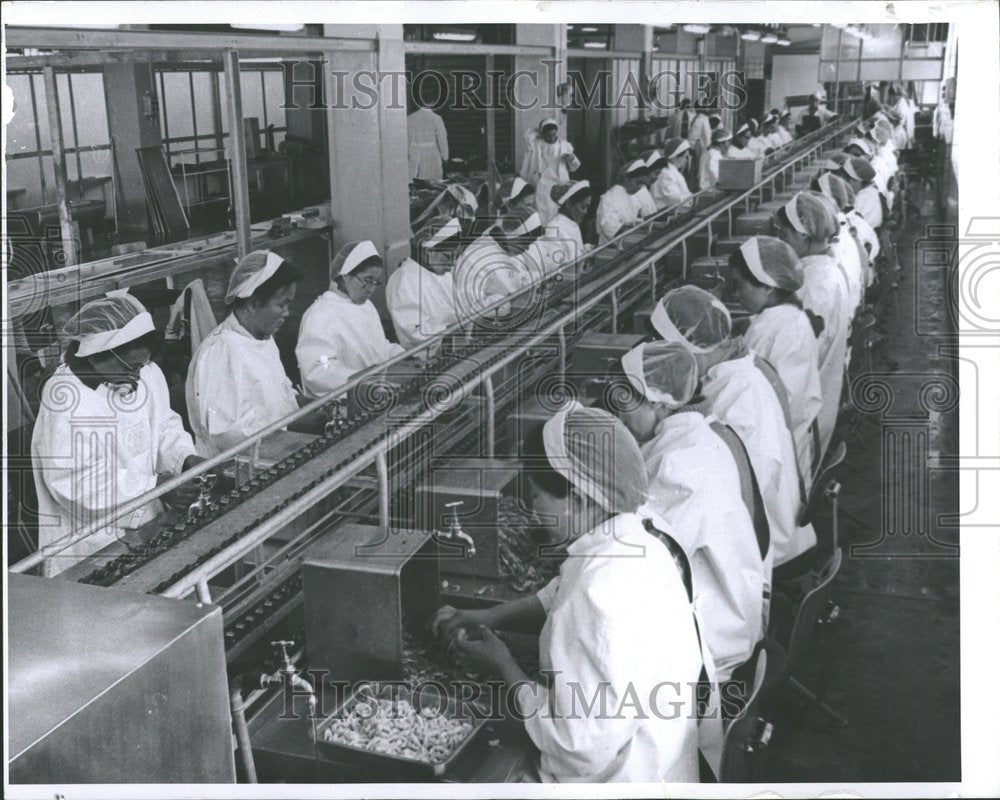 Press Photo Cleaning Manufacturing Line People Working - RRV93047 - Historic Images