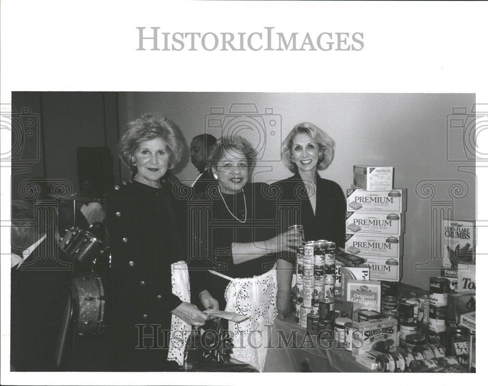 1992, Gloria Clark Hostess Make A Difference - RRV93191 - Historic Images